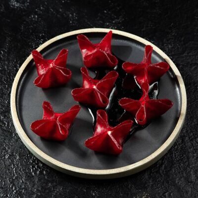 Печёная свекла со сливочным сыром, грушей и соусом наршараб